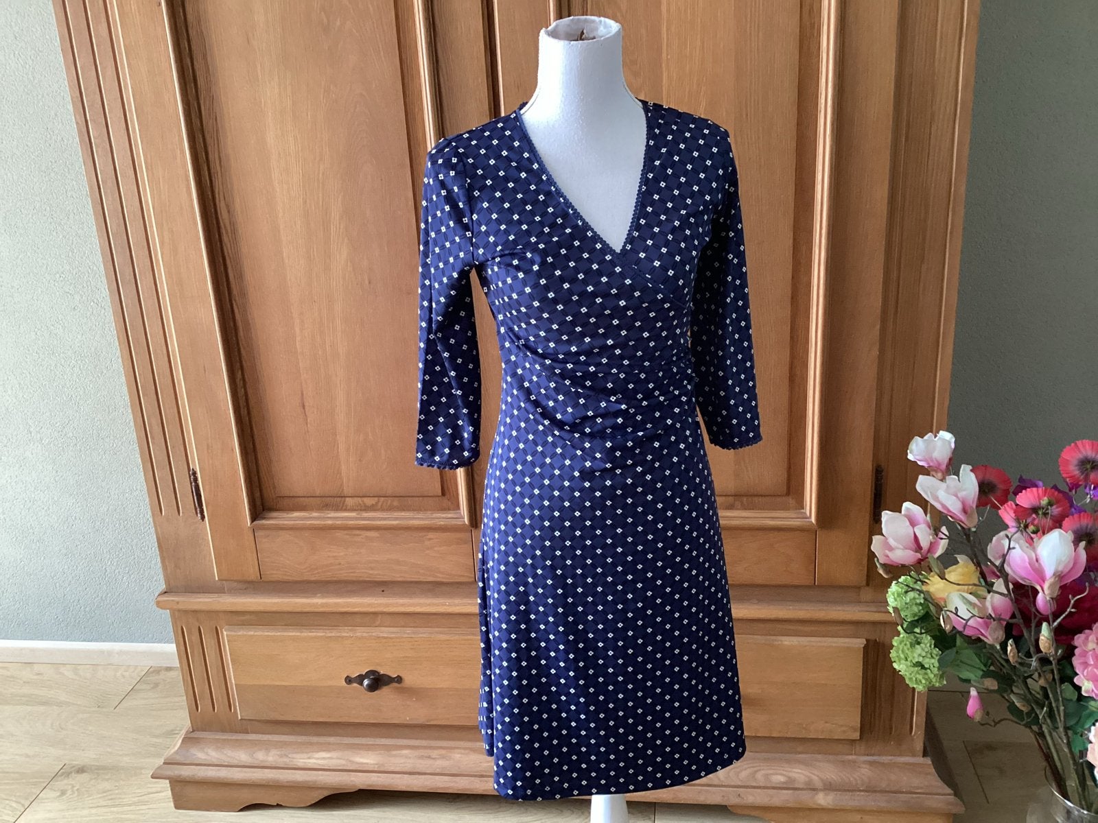 King Louie Wikkeljurk Blauw met Print Maat S, Kleding | Dames, Jurken, Blauw, Ophalen of Verzenden, Zo goed als nieuw, Knielengte