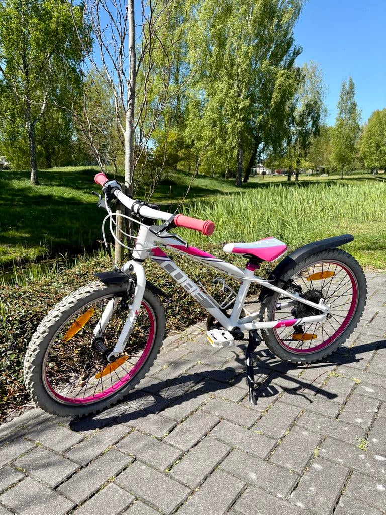 Cube kinderfiets 20 inch - Wit/Roze met versnellingen, Fietsen en Brommers, Fietsen | Meisjes, Ophalen, Gebruikt, Velgrem, Handrem