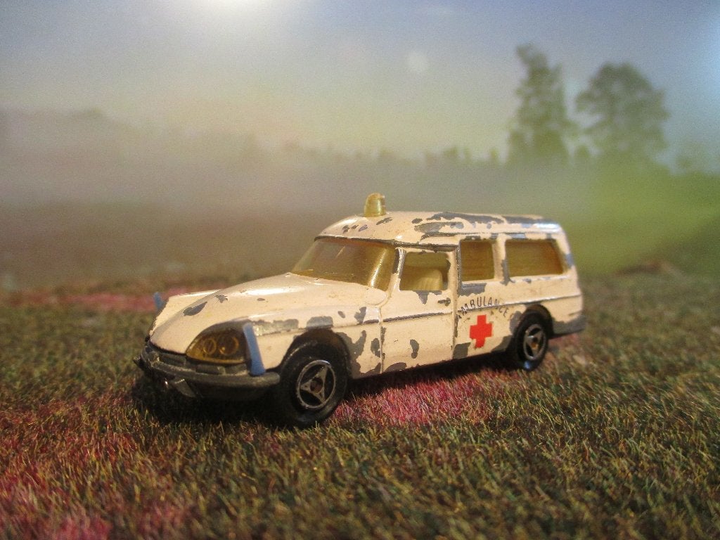 1:65 Citroën DS 21 Ambulance Majorette wit, mist de vlaggen, Ophalen of Verzenden, Gebruikt, Auto