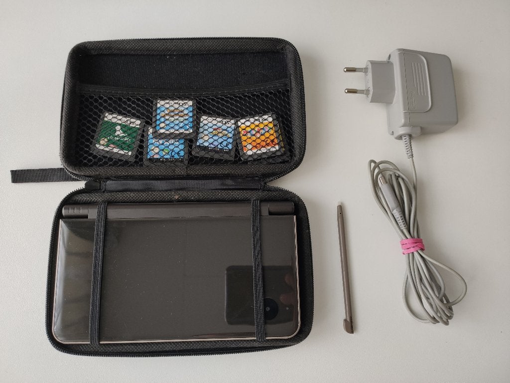 Nintendo DSi XL Zwart + lader, hoes & games, Zwart, Dsi, Ophalen of Verzenden, Zo goed als nieuw