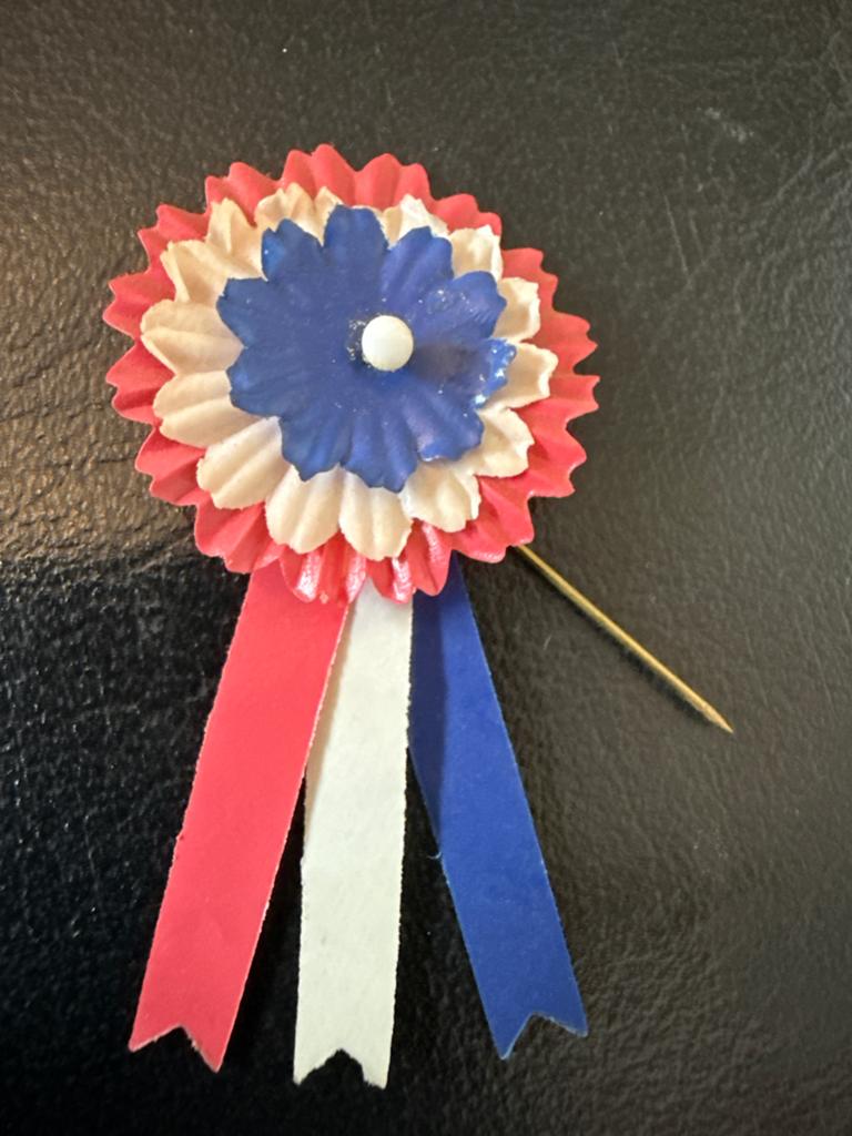 vintage rozet uit de Tweede Wereldoorlog rood, wit en blauw., Ophalen of Verzenden, Gebruikt, Stad of Land, Speldje of Pin