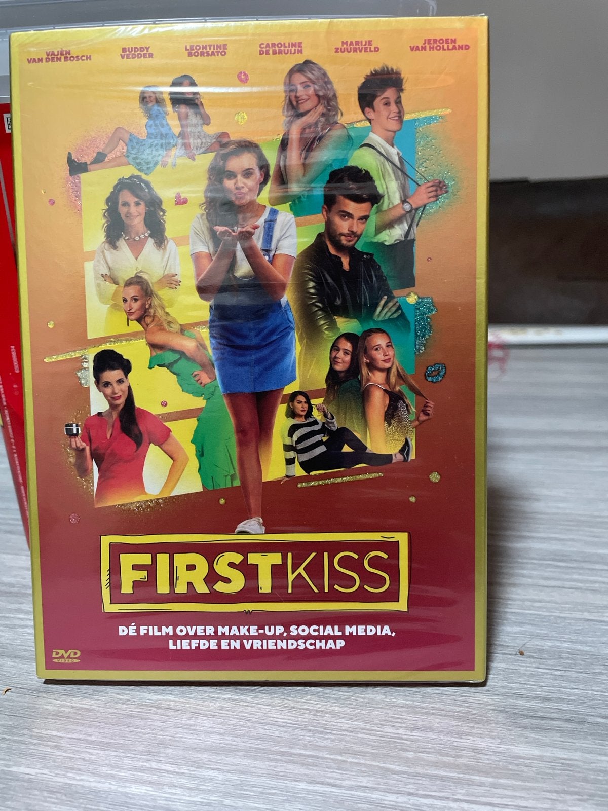 First Kiss DVD - Film over make-up, social media, liefde, Alle leeftijden, Ophalen of Verzenden, Nieuw in verpakking, Inclusief doosje