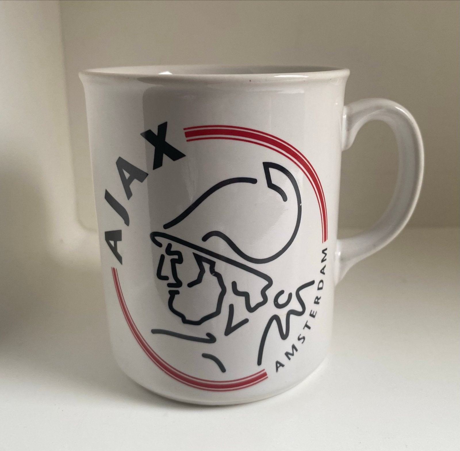 Mok van Ajax Amsterdam. Hoogte 9,5 cm., Overige materialen, Overige merken, Zo goed als nieuw, Overige stijlen