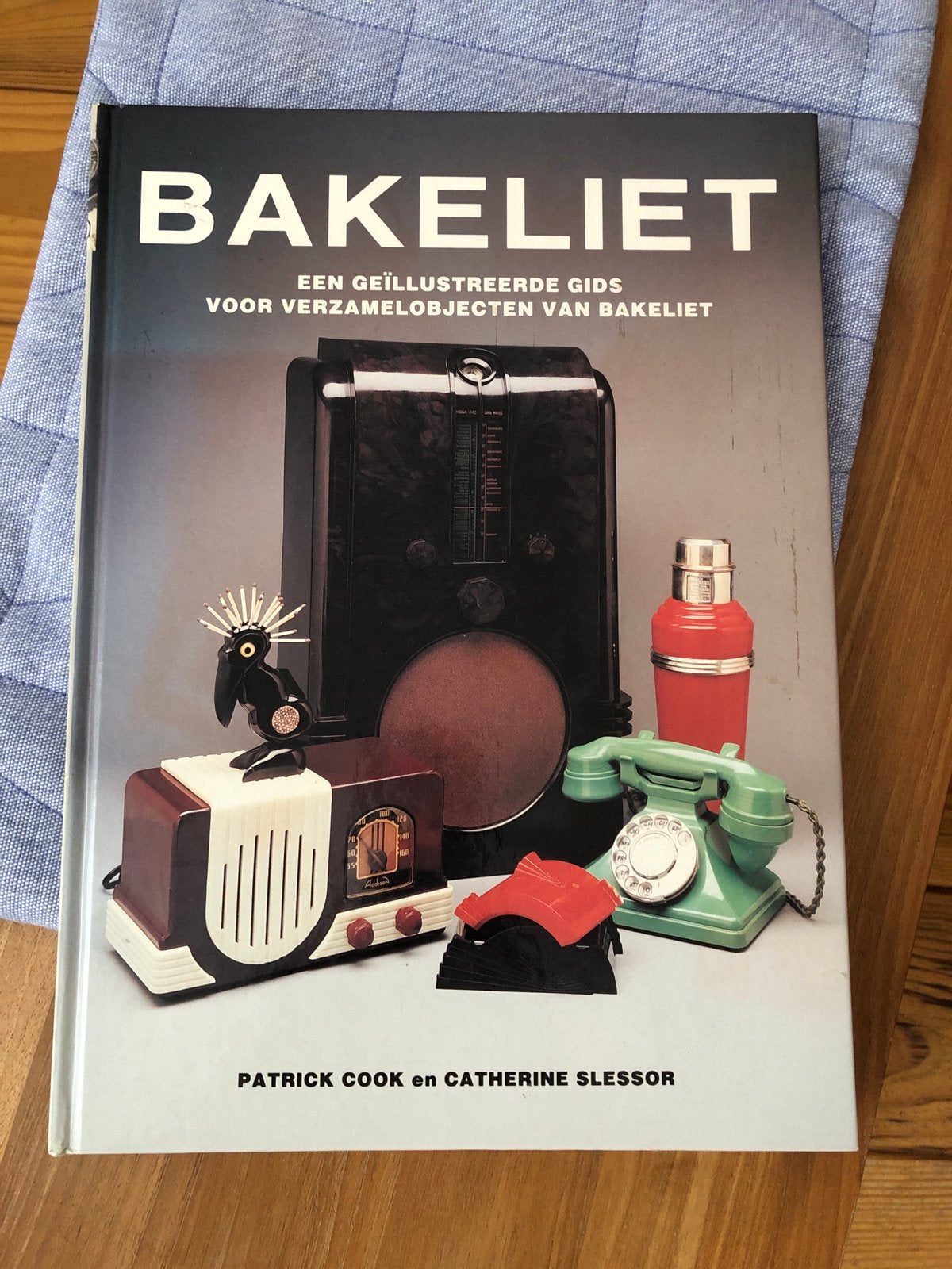 Bakeliet: Geïllustreerde Gids voor Verzamelaars, Ophalen of Verzenden, Zo goed als nieuw, Europa overig