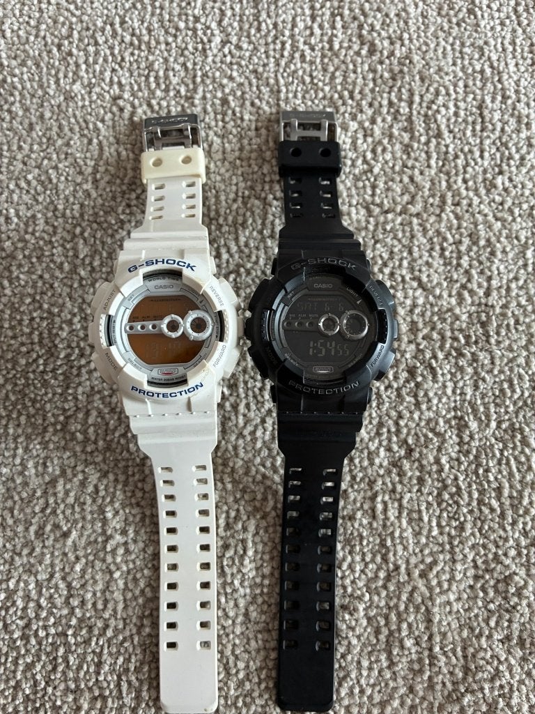 2x Casio G-Shock horloges – wit & zwart – werkend – bieden, Ophalen, Casio, Kunststof, Gebruikt