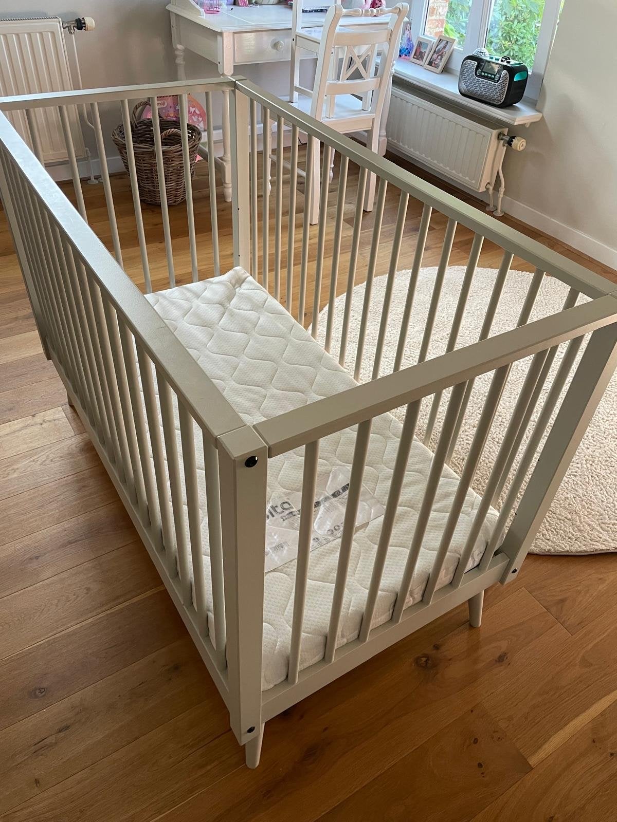 Mooi ledikant met matras - europe baby evy van babypark, Kinderen en Baby's, Babywiegjes en Ledikanten, Ophalen, Zo goed als nieuw