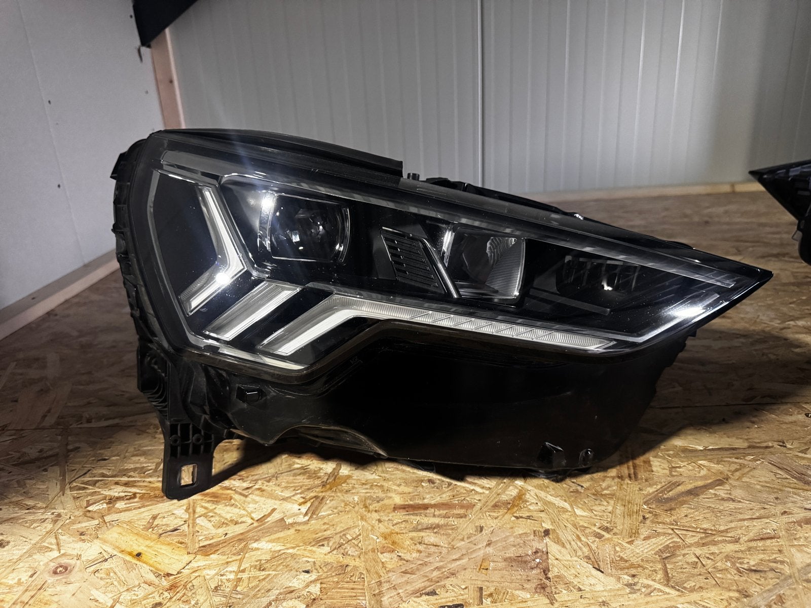 Audi Q3 (83A) LED Koplamp - Origineel (83A941034), Ophalen of Verzenden, Gebruikt, Audi