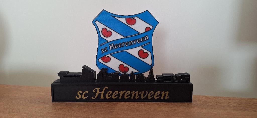 3D-geprinte SC Heerenveen display – logo & skyline, Verzamelen, Sportartikelen en Voetbal, Nieuw, Beeldje of Poppetje, Overige binnenlandse clubs