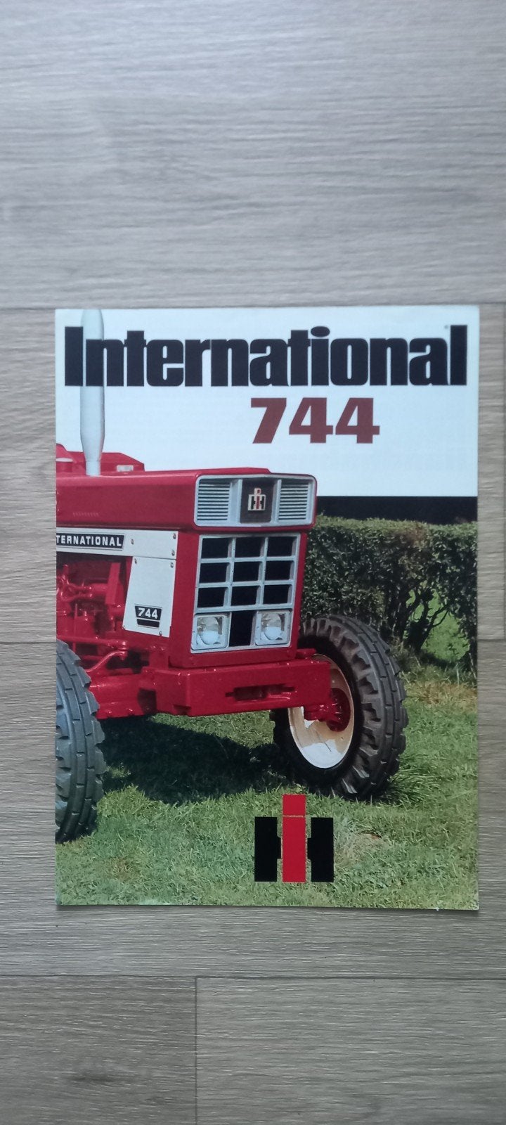 IH 8: INTERNATIONAL  744, Boeken, Catalogussen en Folders, Ophalen of Verzenden, Zo goed als nieuw, Folder