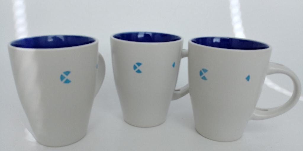 Set van 3 wit - donkerbauwe mokken - bekers, Ophalen of Verzenden, Zo goed als nieuw, Overige stijlen, Kop(pen) en/of Schotel(s)
