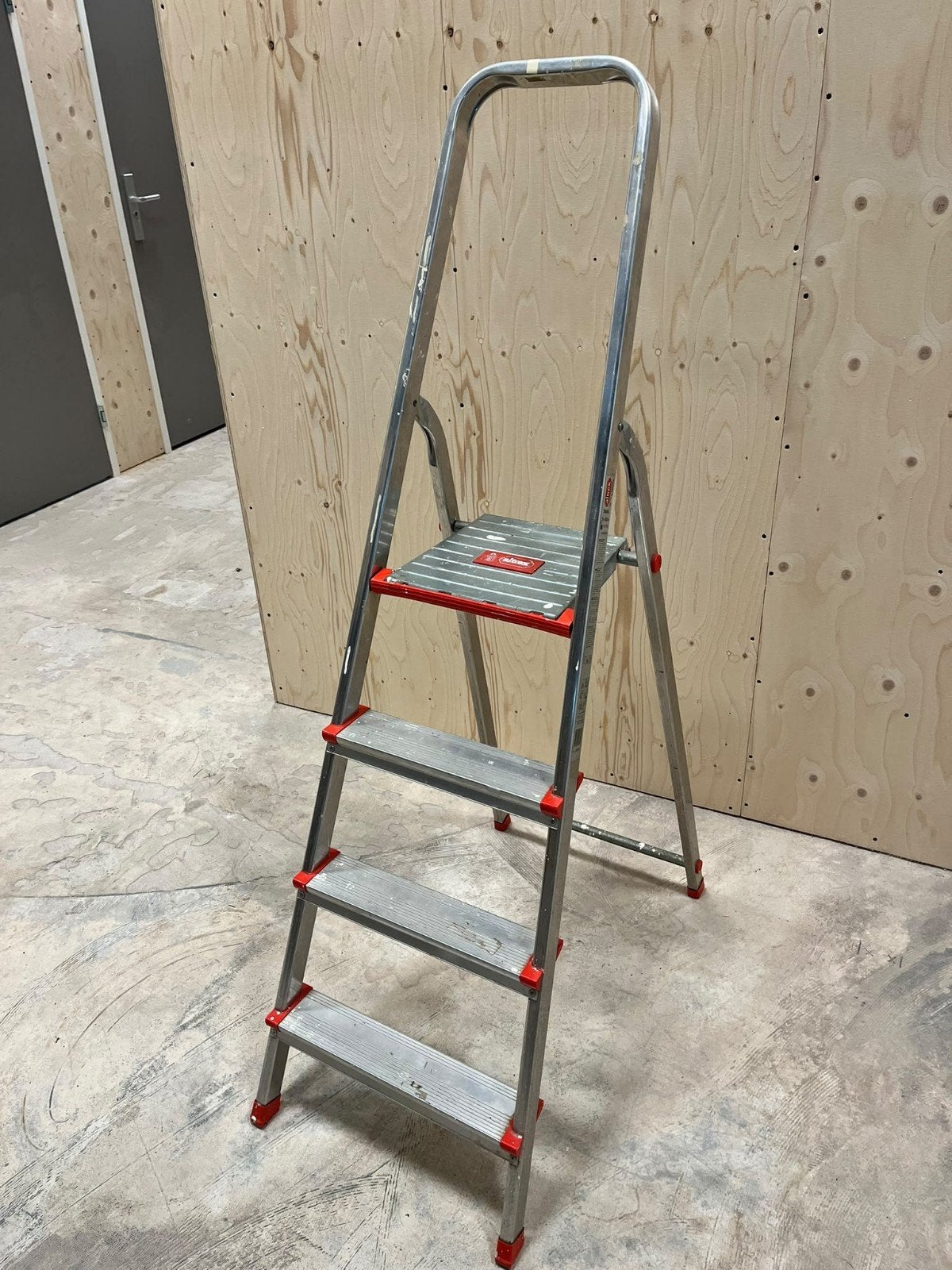 Huishoudtrap Altrex Streddy S-504 Trap, Doe-het-zelf en Verbouw, Ophalen, Gebruikt, Trap, Minder dan 2 meter