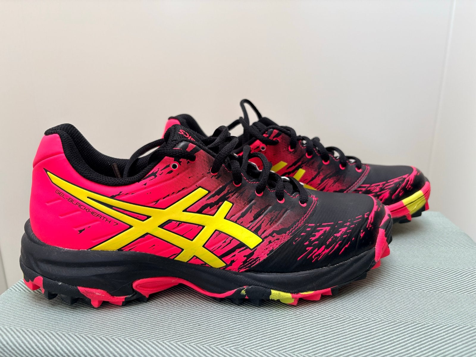 ASICS GEL-BLACKHEATH 7 Hockeyschoenen - Maat 39, Sportschoenen, Ophalen of Verzenden, Zo goed als nieuw, Roze