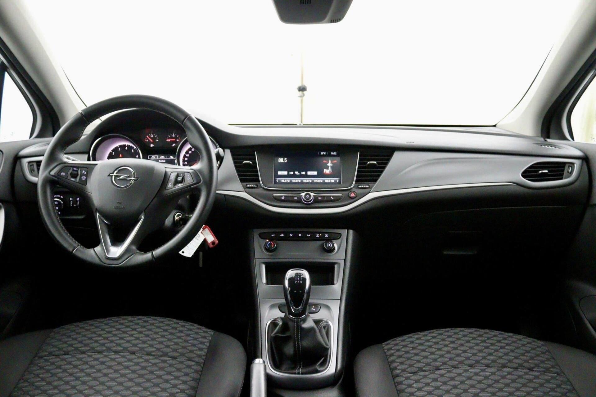 Opel Astra 1.2 Business Edition wit, Auto's, Gebruikt, Euro 6, 1199 cc, 620 kg