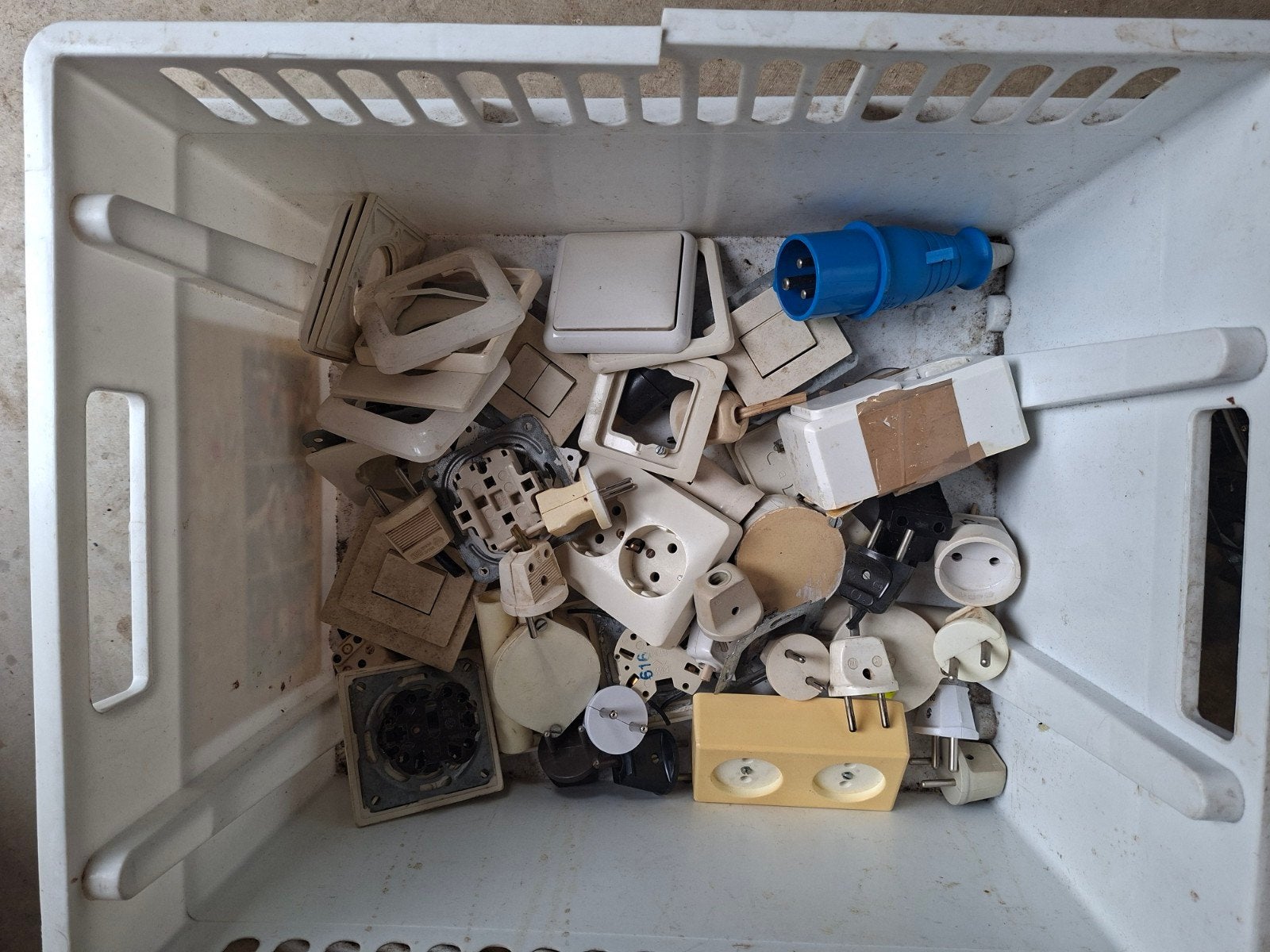 Doosje met schakelmateriaal en stekkers, Ophalen of Verzenden, Gebruikt, Stopcontact