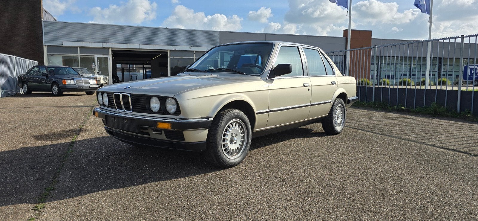 bmw e30 320i handbak uniek extreem lage KM , inruil mogelijk, Achterwielaandrijving, Handgeschakeld, Particulier, Sedan