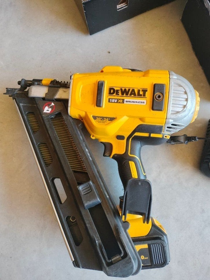 DeWalt DCN692 18V XR Spijkerpistool met accu, lader, Ophalen of Verzenden, Zo goed als nieuw