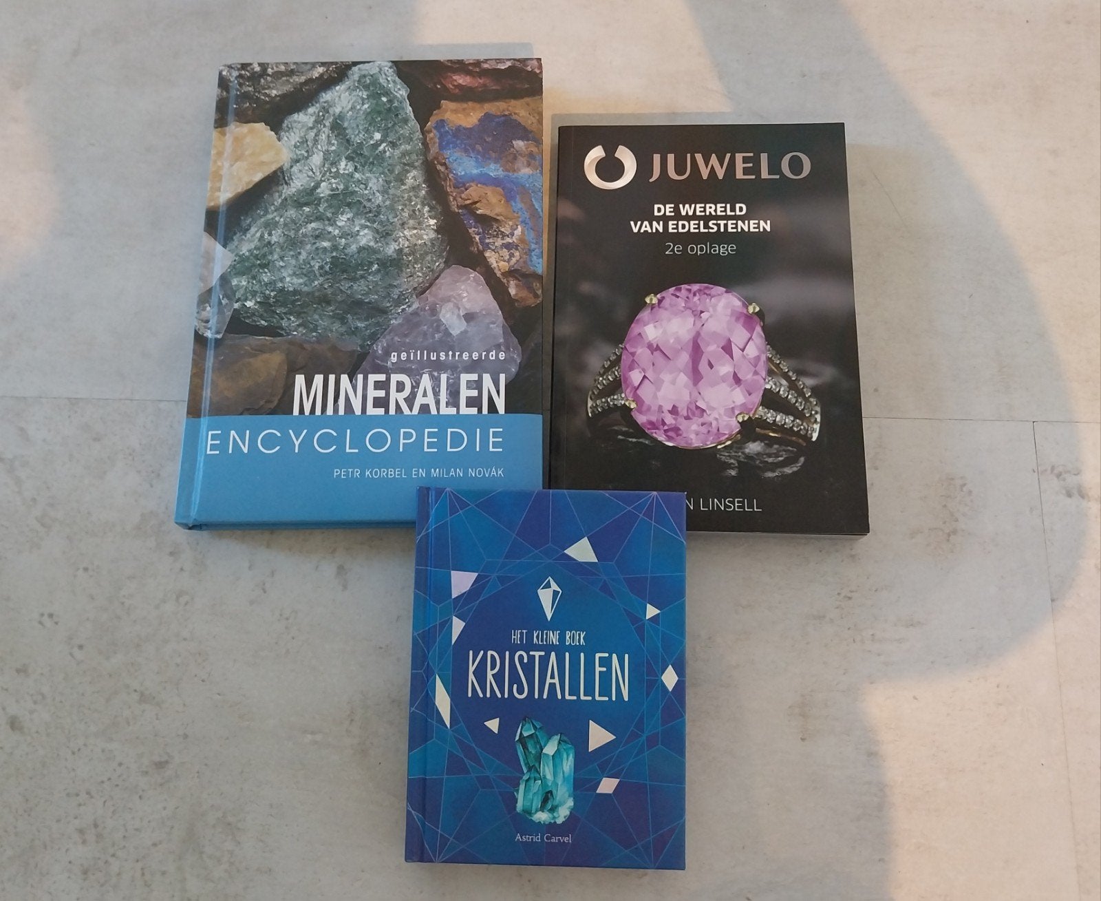 3 boeken over kristallen en mineralen, Boeken, Ophalen of Verzenden, Zo goed als nieuw, Spiritualiteit algemeen, Achtergrond en Informatie
