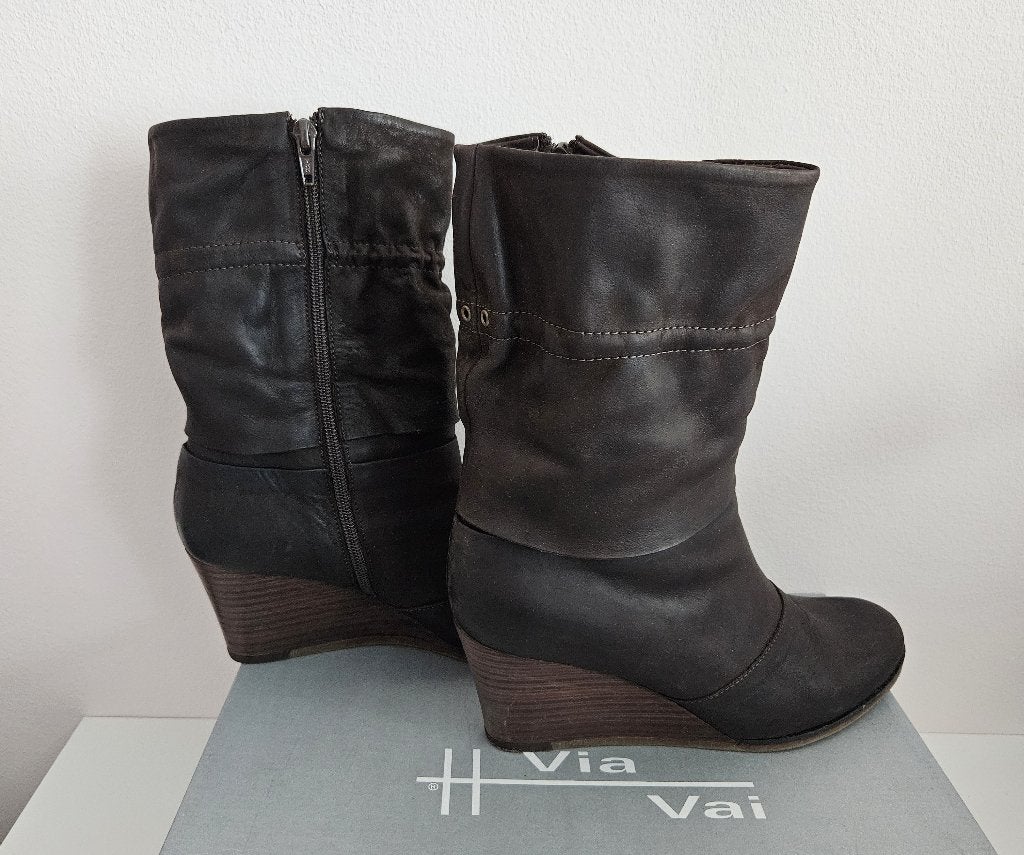 Via Vai nubuck enkellaarsjes met sleehak donkerbruin maat 40, Via Vai, Bruin, Lage of Enkellaarzen, Ophalen of Verzenden