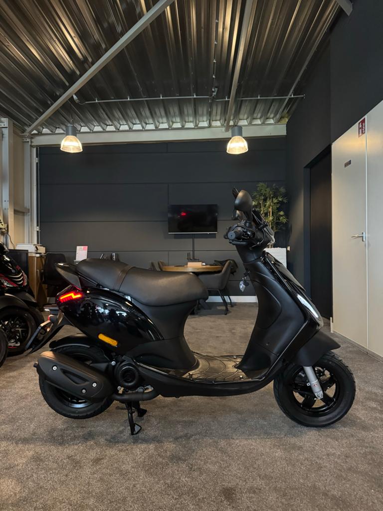 Piaggio Zip 50s | Nieuwstaat | Full option | 2024 | Brom, Ophalen, Maximaal 45 km/u, Zip, Zo goed als nieuw