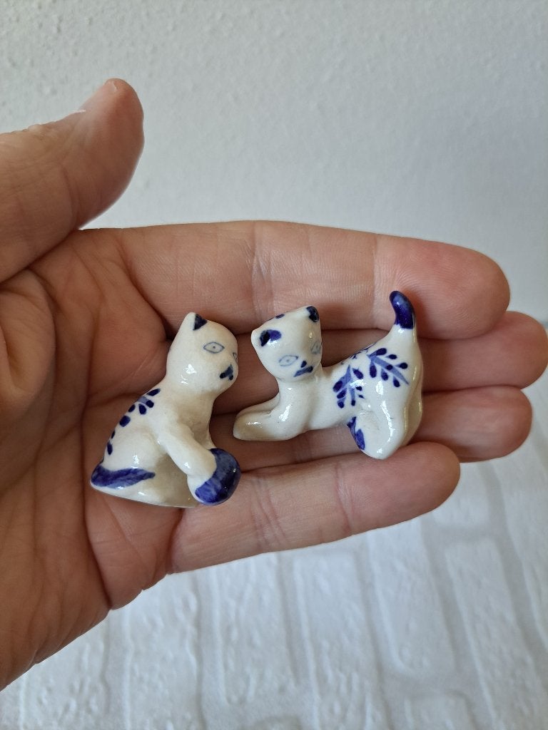 Poesen Delfts Blauw Porselein 2 Stuks 2x2,5x3cm, Ophalen of Verzenden, Zo goed als nieuw, Dier