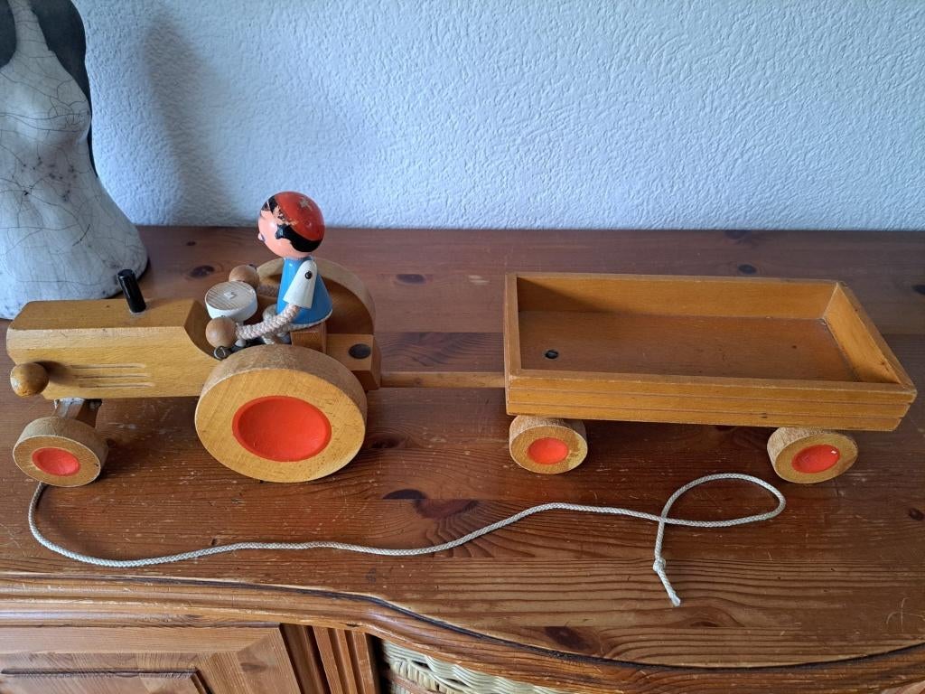 Speelgoed: houten tractor met poppetje en laadkar erachter, Ophalen, Gebruikt, Duw- of Trekspeelgoed