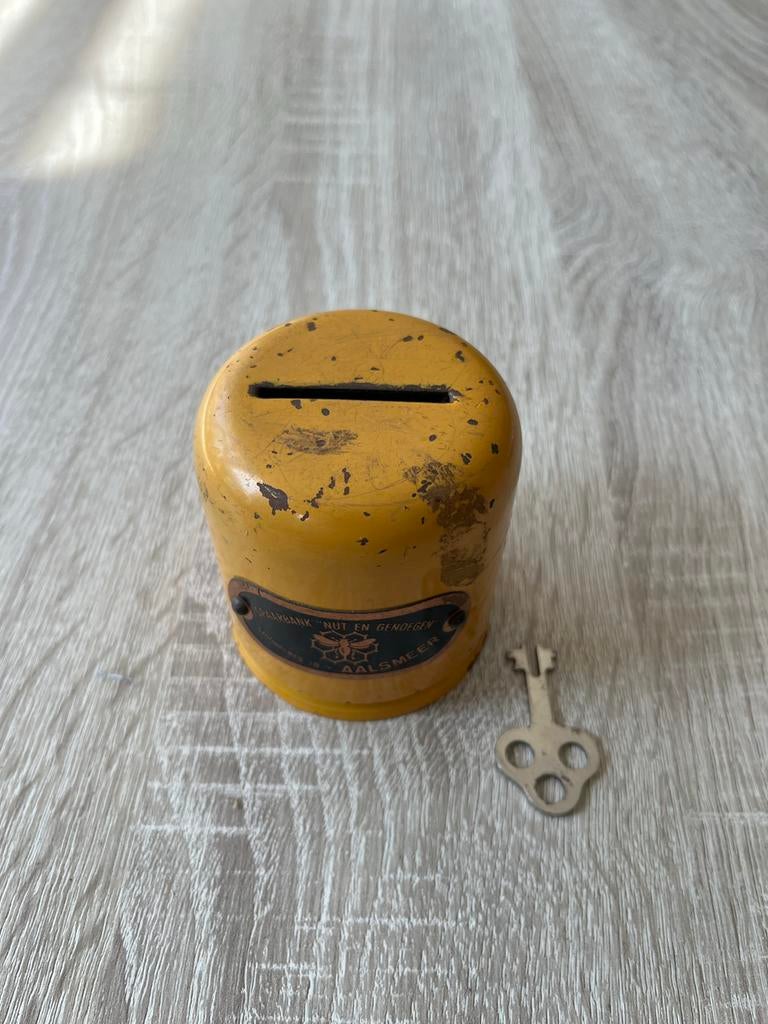 Vintage Spaarbank "Nut en Genoegen" Aalsmeer spaarpot, Verzamelen, Spaarpotten, Ophalen, Gebruikt, Metaal of Blik, Overige thema's
