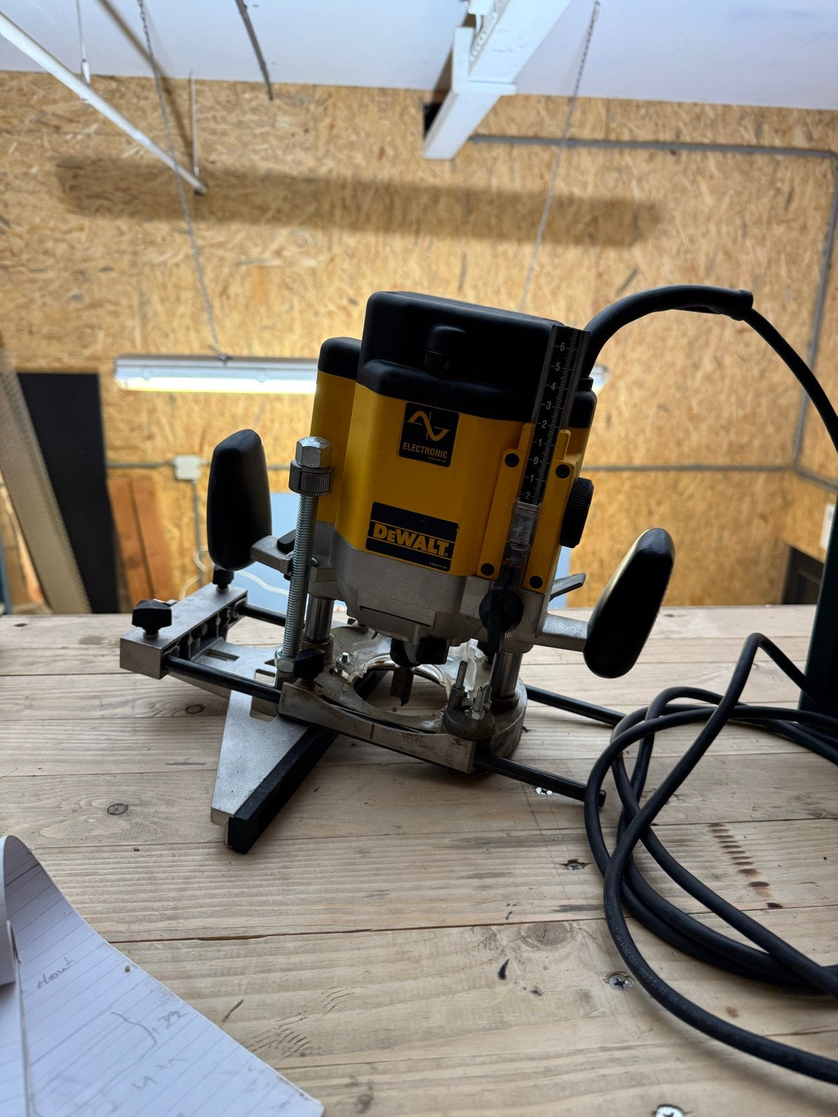DeWalt bovenfrees - Krachtige en betrouwbare freesmachine, Ophalen of Verzenden, Gebruikt, Elektrisch, Bovenfrees