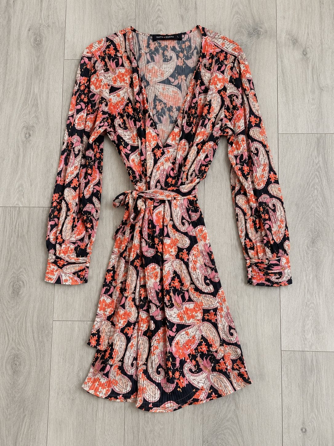 Guts & Gusto wikkeljurk / wrap dress – L – plissé – paisley, Verzenden, Zwart, Maat 42/44 (L), Zo goed als nieuw