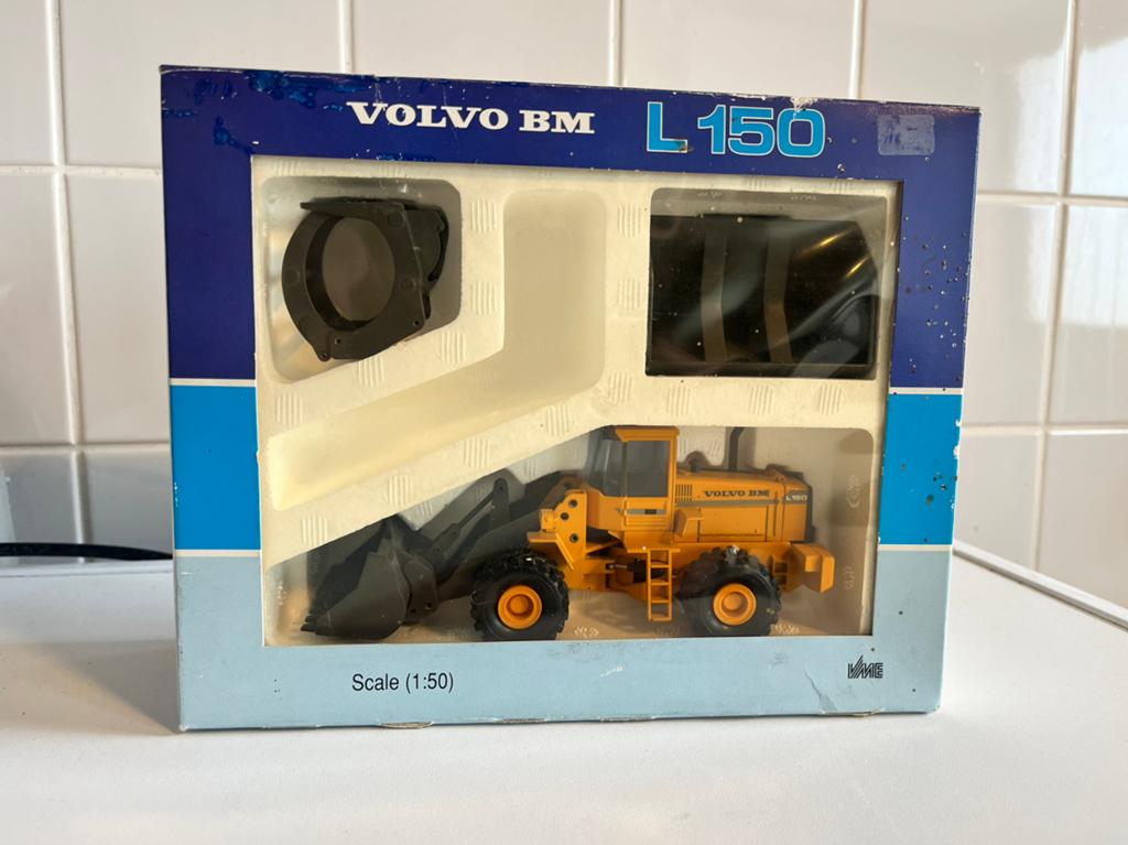 Volvo BM L150 met bakkenset NZG 1/50, Ophalen of Verzenden, Zo goed als nieuw, Hijskraan, Tractor of Landbouw, NZG