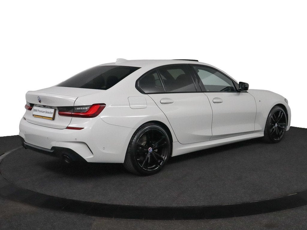BMW 3-serie 320i Business Edition Sedan M Sport | Glazen Pan, Automaat, 1998 cc, Gebruikt, 4 cilinders