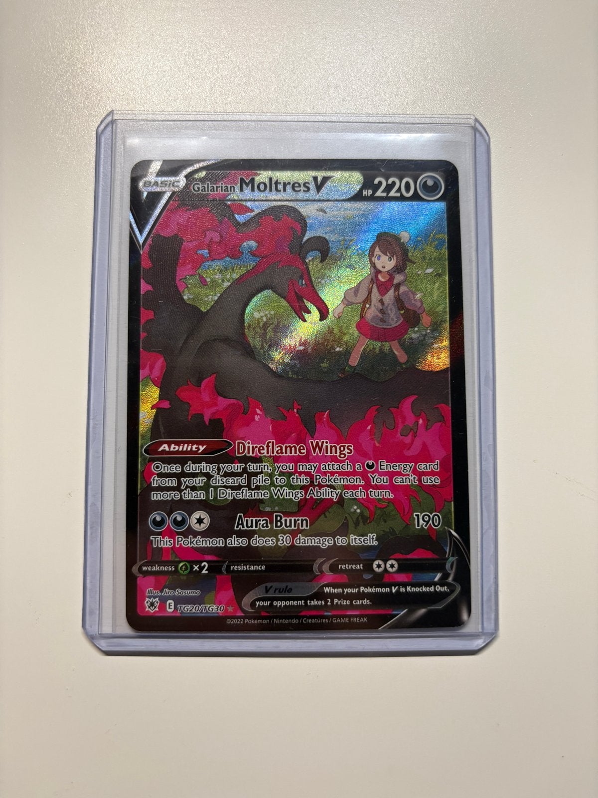 Superzeldzame Galarian Moltres V Pokémon kaart met beschermi, Hobby en Vrije tijd, Ophalen of Verzenden, Zo goed als nieuw, Losse kaart