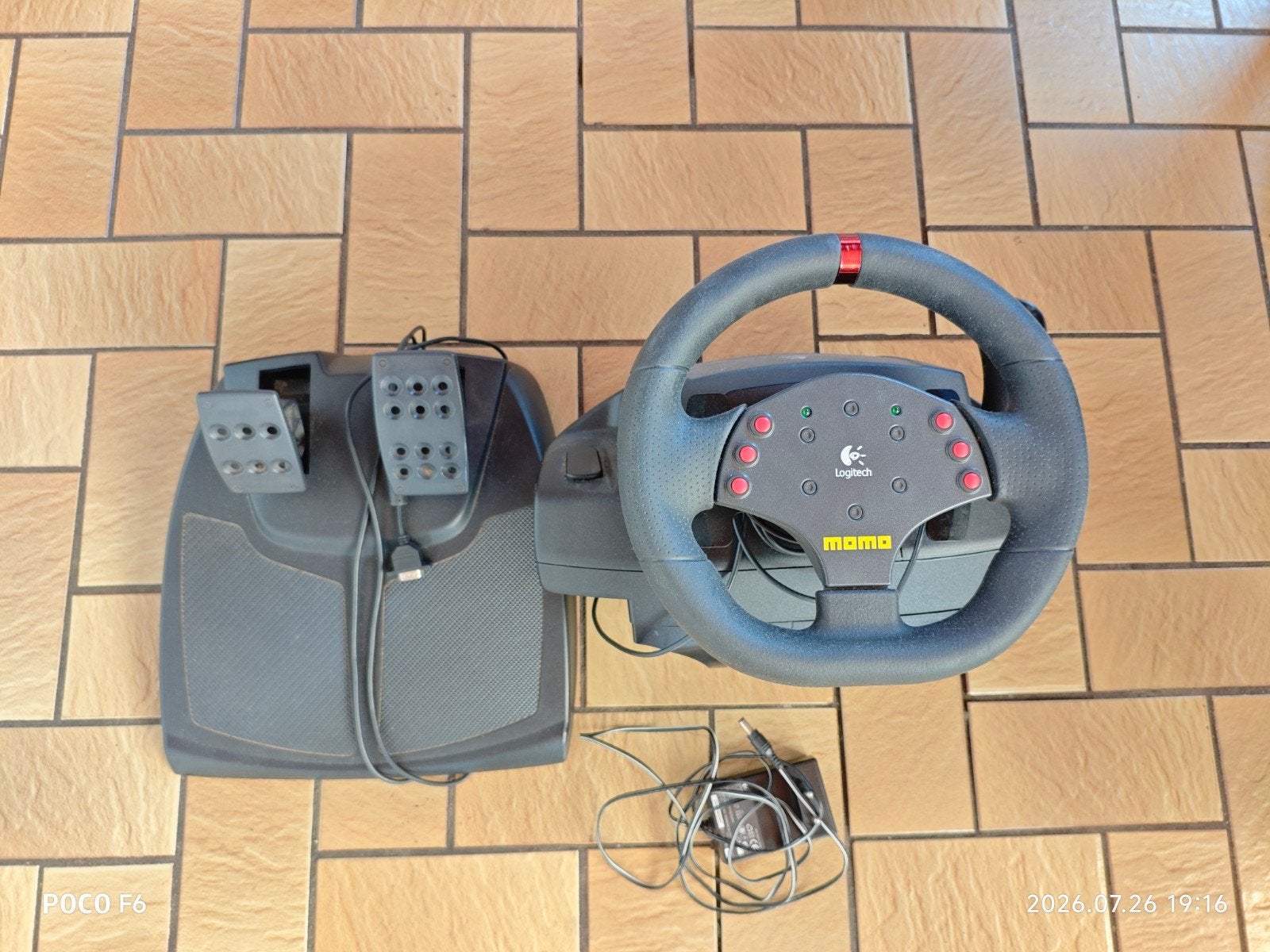 Logitech MOMO Racing Force Feedback Stuurwiel, 1 speler, Ophalen, Gebruikt, Racen en Vliegen