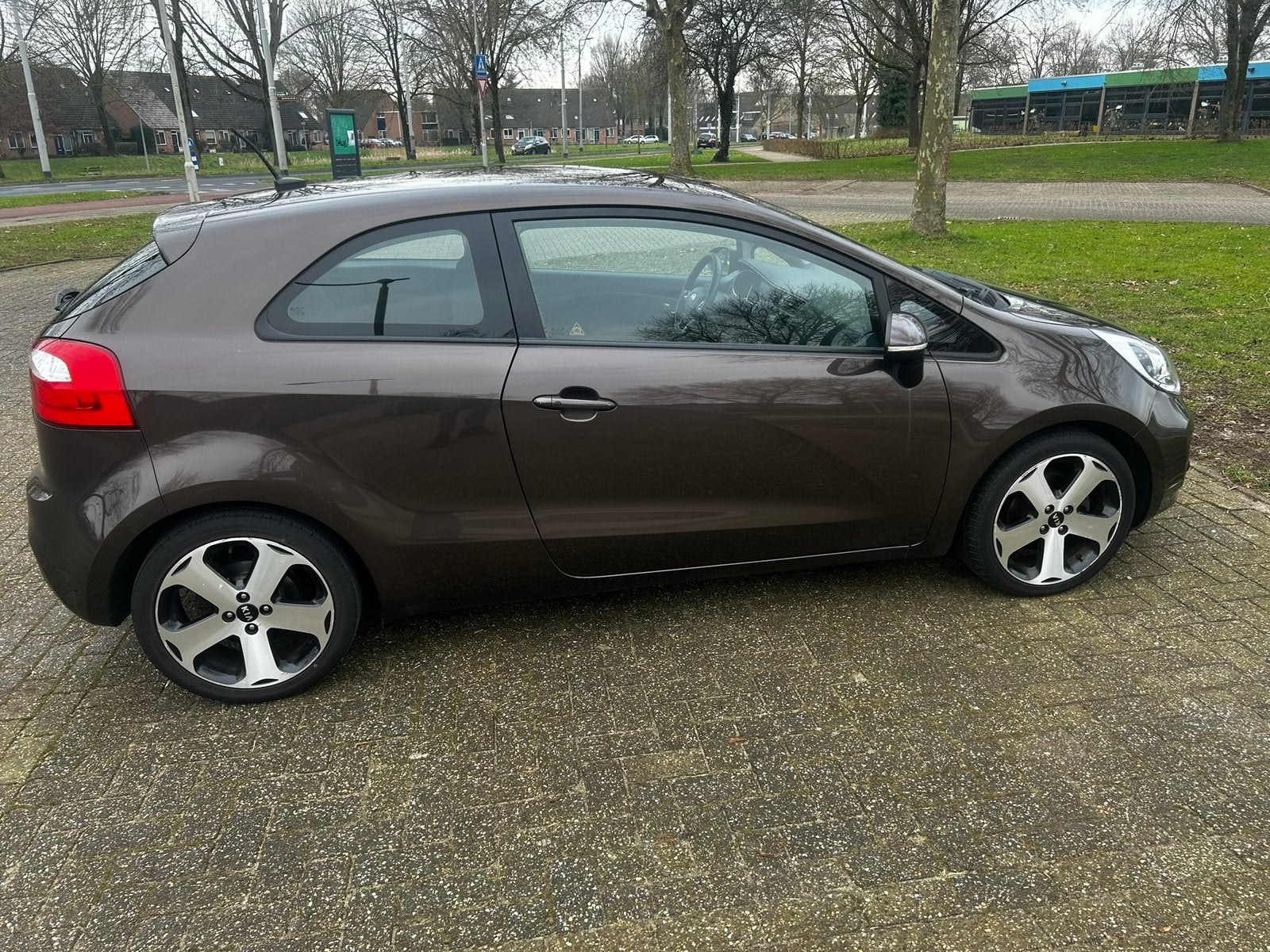 Kia Rio 1.4 Cvvt 108pk Aut 5D 2012 Bruin, kmstand 177624, 49 €/maand, Grijs, 3 cilinders, Rio