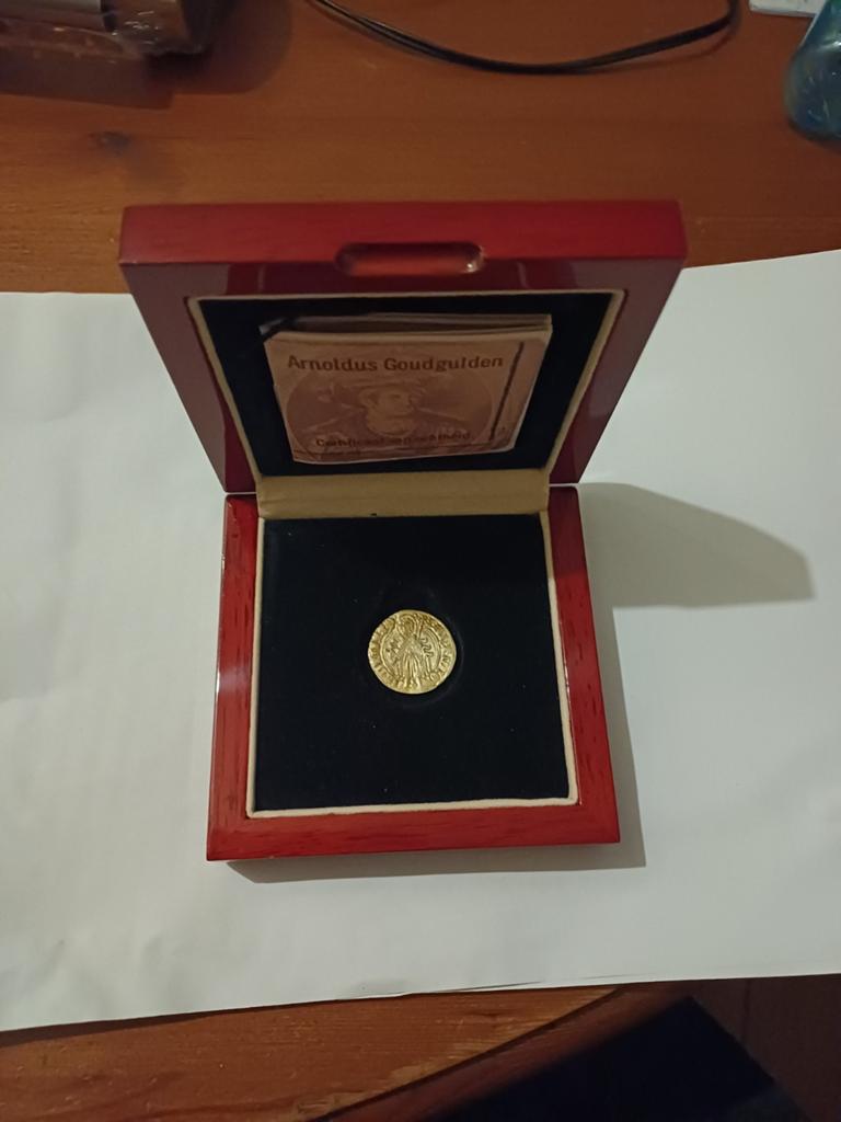 Arnoldus Goudgulden in cassette Koninklijke Nederlandse Munt, Postzegels en Munten, Munten | Nederland, Ophalen of Verzenden, Vóór koninkrijk