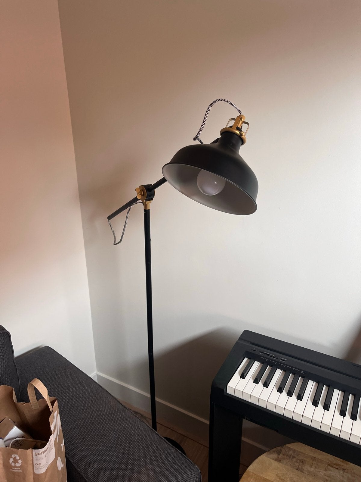Ikea vloerlamp, zwart met messing details, Huis en Inrichting, Lampen | Vloerlampen, Ophalen, E27 (groot), Zo goed als nieuw, Metaal