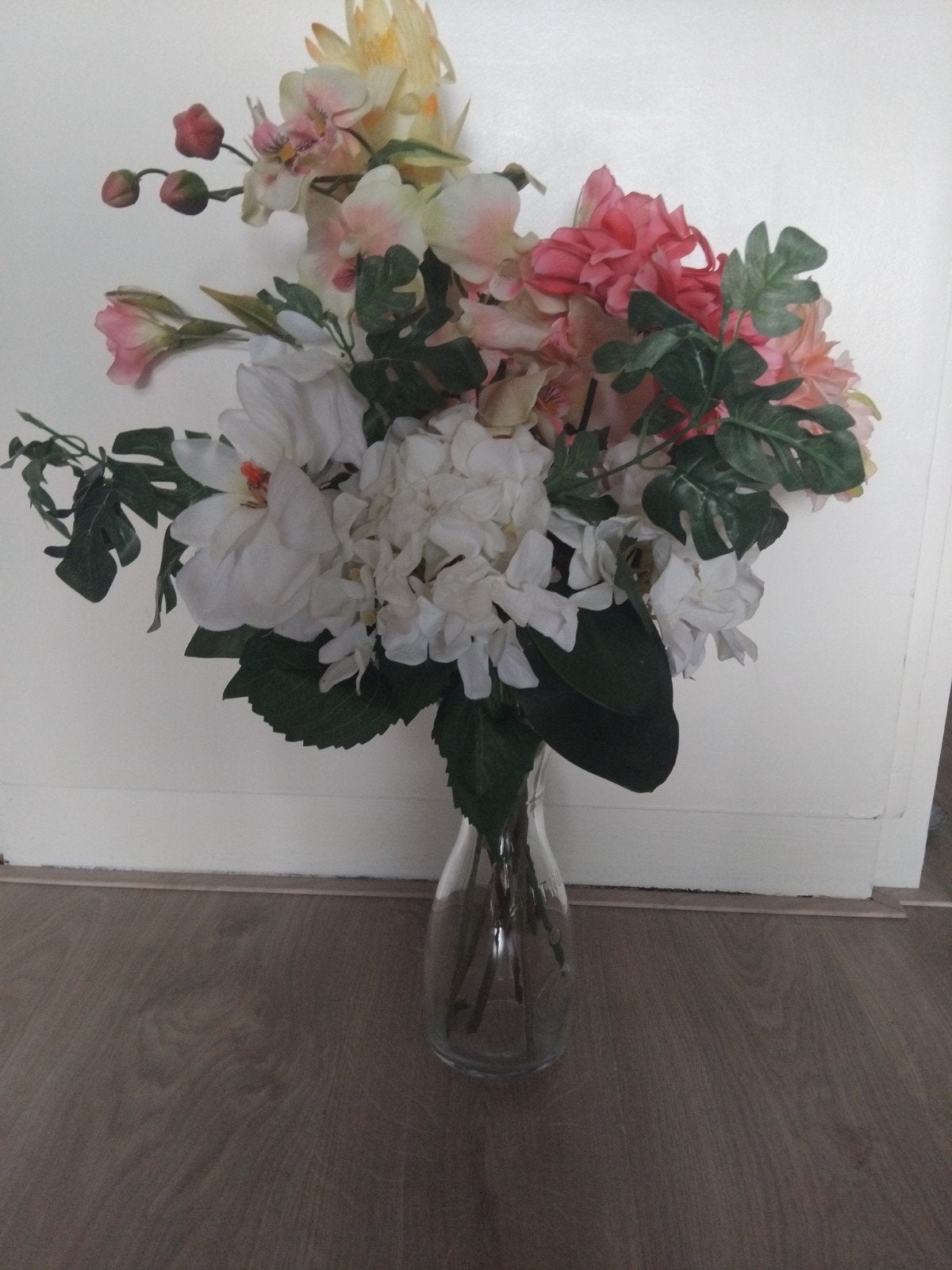 Glazen vaas met kunstbloemen - Diverse kleuren, Transparant, Inclusief decoratie, Ophalen of Verzenden, Glas