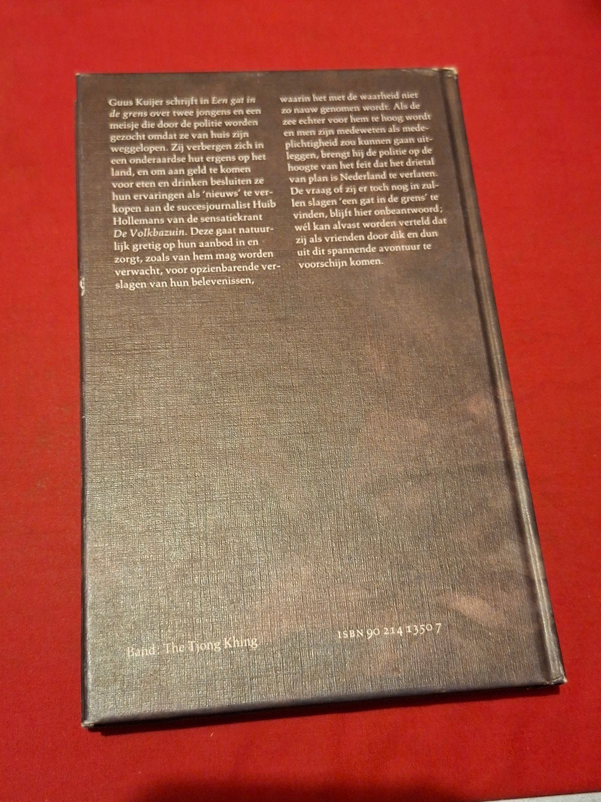 GESIGNEERD Een gat in de grens. Guus Kuijer., Ophalen of Verzenden, Gelezen