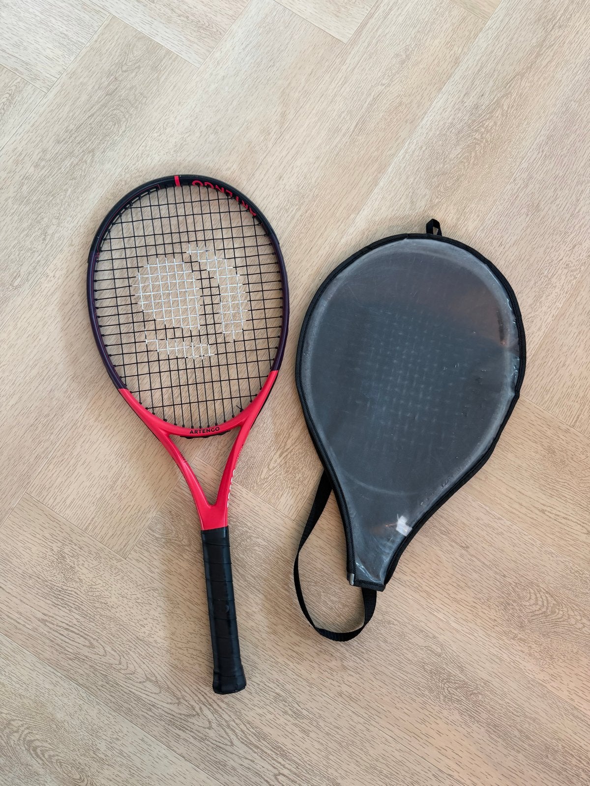 26 inch tennisracket met hoes - Artengo TR530 Junior, Sport en Fitness, Ophalen of Verzenden, Gebruikt, Racket, Overige merken