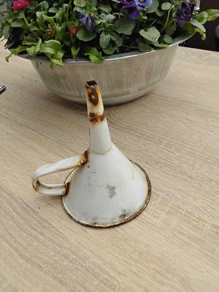 Vintage geëmailleerde trechter, Ophalen