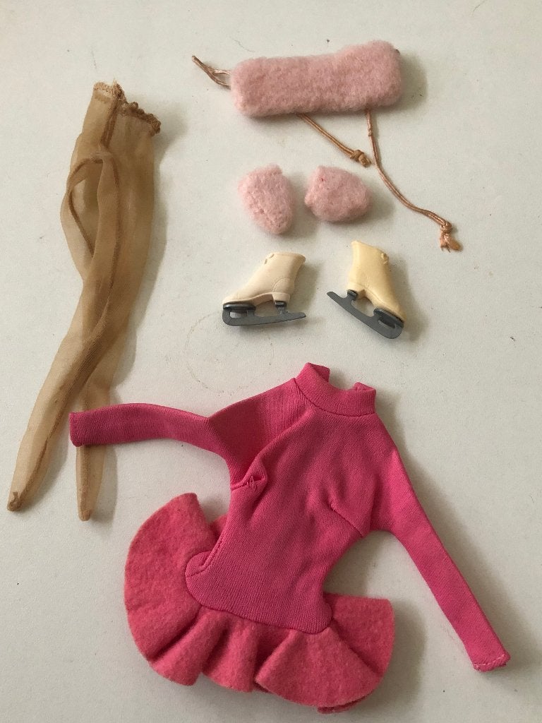 barbie kleding vintage skaters walz  1965, Verzamelen, Verzenden, Kleertjes