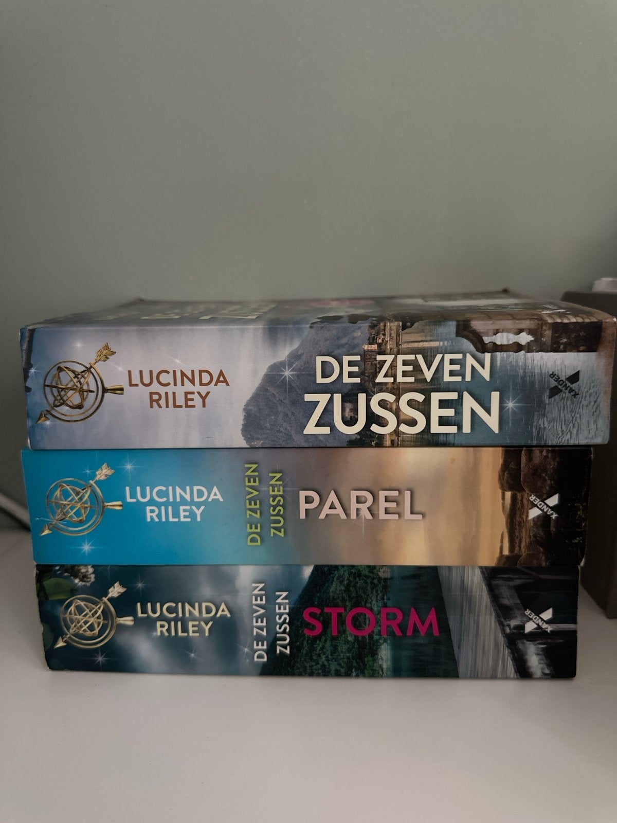 De Zeven Zussen: Deel 1, Parel en Storm (Lucinda Riley), Ophalen of Verzenden, Gelezen, Nederland