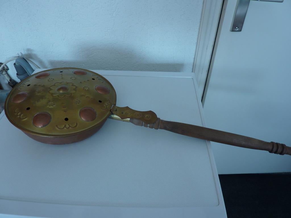antieke koperen beddepan met houten steel, Ophalen of Verzenden