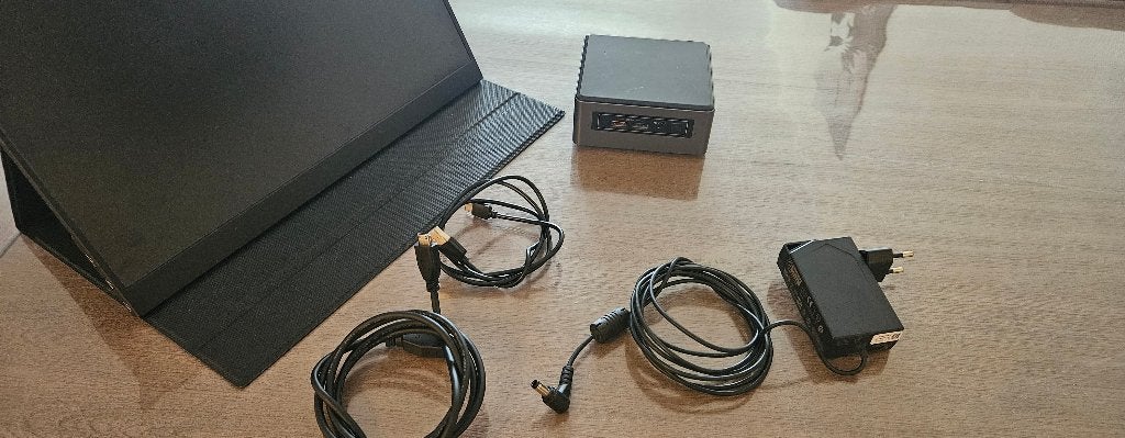 Intel NUC (NUC6CAYH) + 15.6" portable monitorCompleet pakket, Gebruikt, 2 tot 3 Ghz, Met monitor, 8 GB