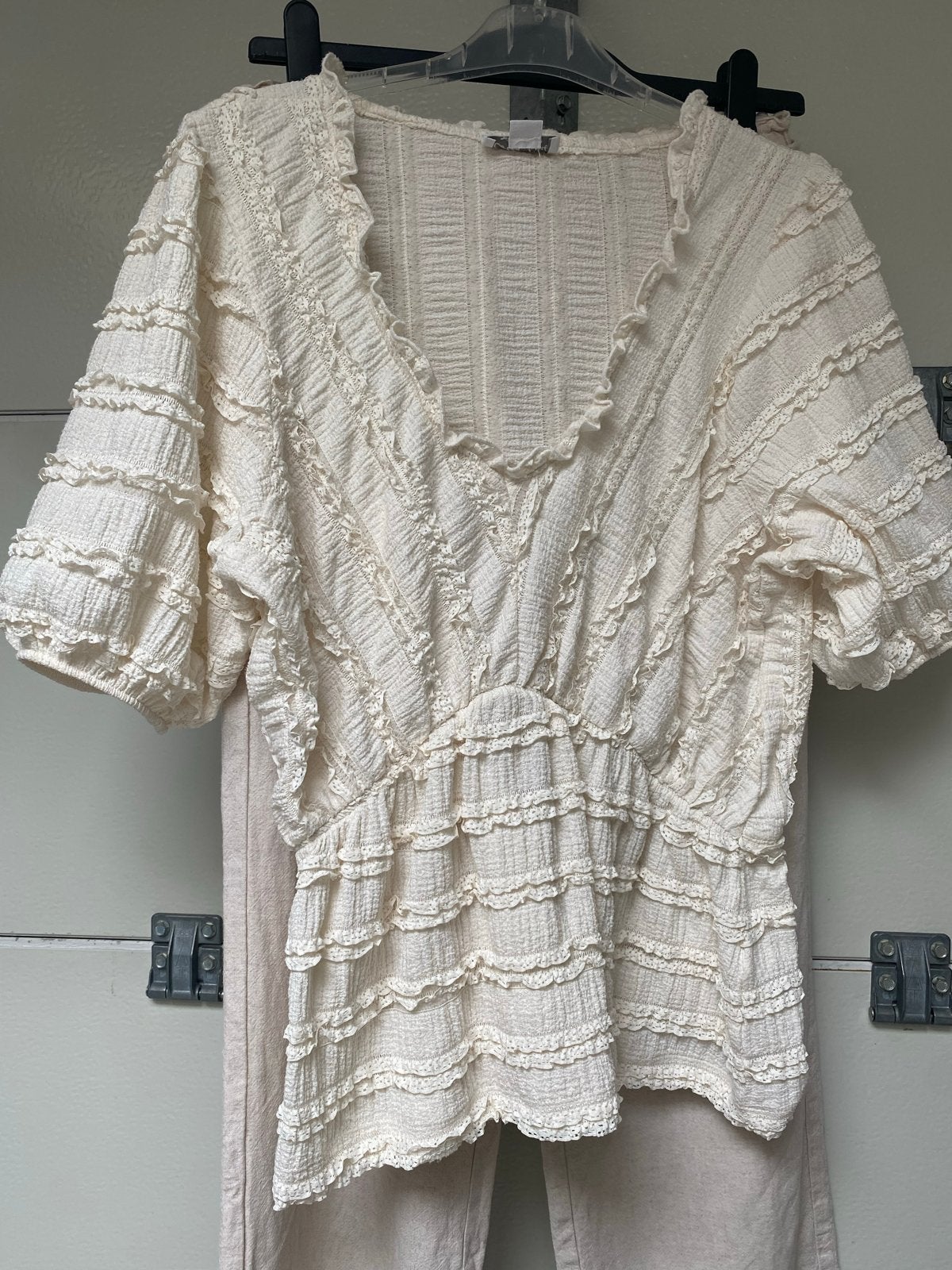 Cotton Club V-hals ruffle top XXL, Kleding | Dames, T-shirts, Beige, Maat 46/48 (XL) of groter, Nieuw, Ophalen of Verzenden
