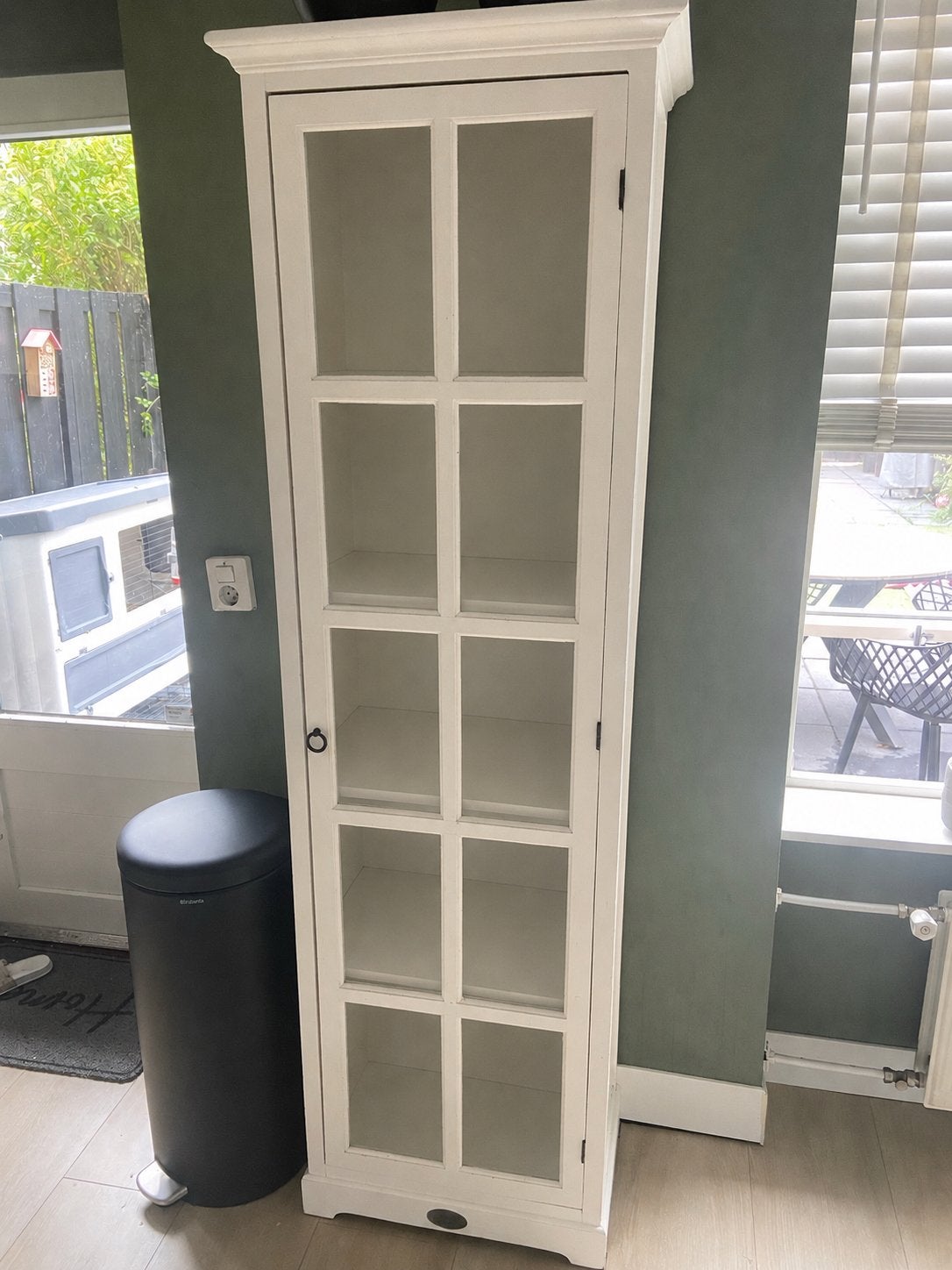 Witte vitrinekast met glazen deuren, Ophalen, Gebruikt, 50 tot 100 cm, 150 tot 200 cm