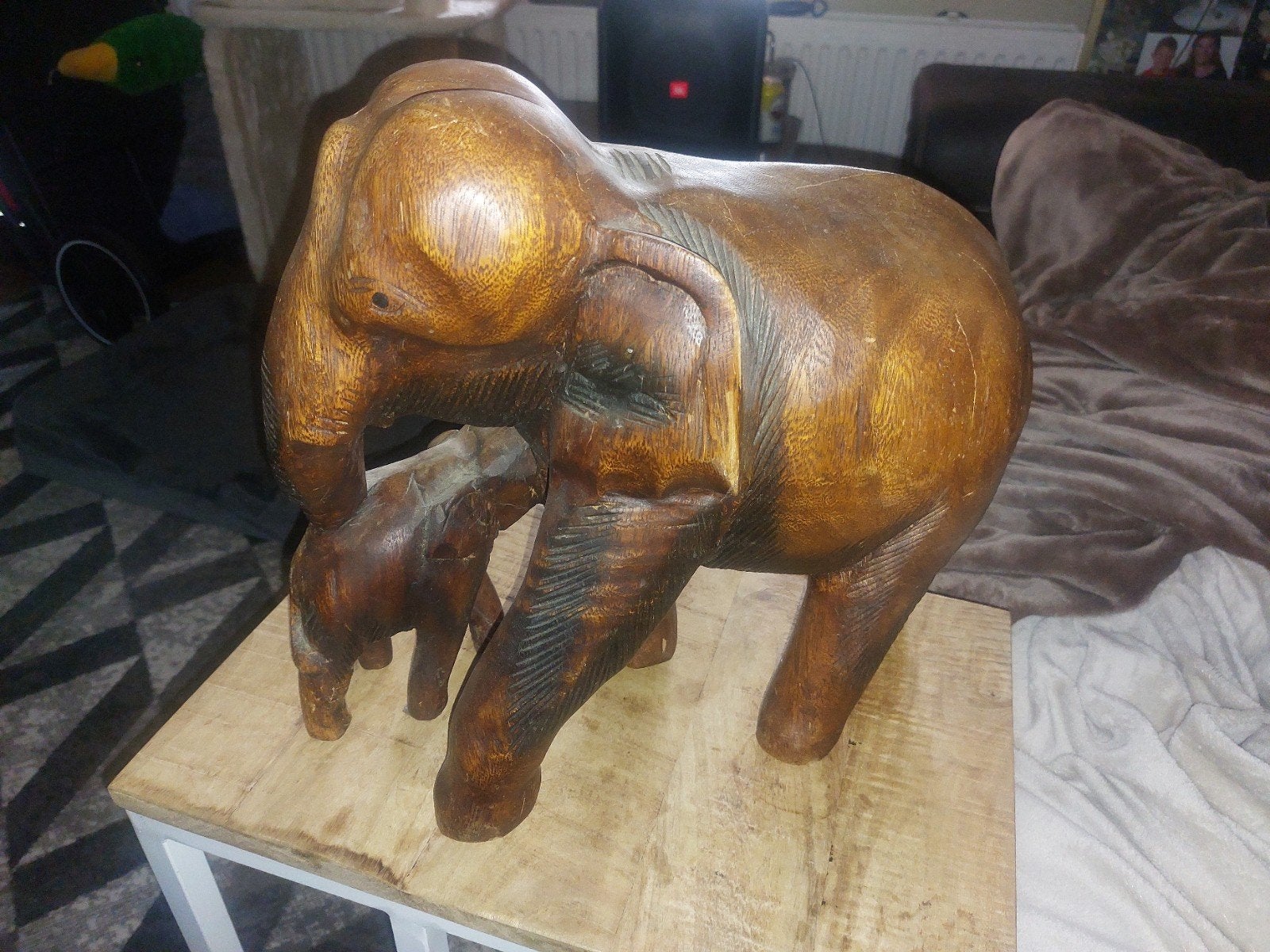Houten olifant met kalf - Handgesneden decoratie, Antiek en Kunst, Ophalen, 20 - 50 cm, Beeld, Hout