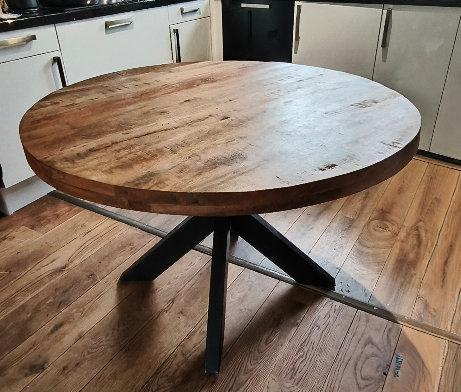 Eetkamertafel met 4 stoelen - Zo goed als nieuw, Huis en Inrichting, Overige houtsoorten, Rond, Ophalen of Verzenden, Zo goed als nieuw