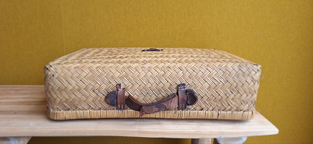 Vintage koffer, rieten reiskoffer, koffertje, opberg mand, Gebruikt, Vintage, Ophalen of Verzenden, Riet