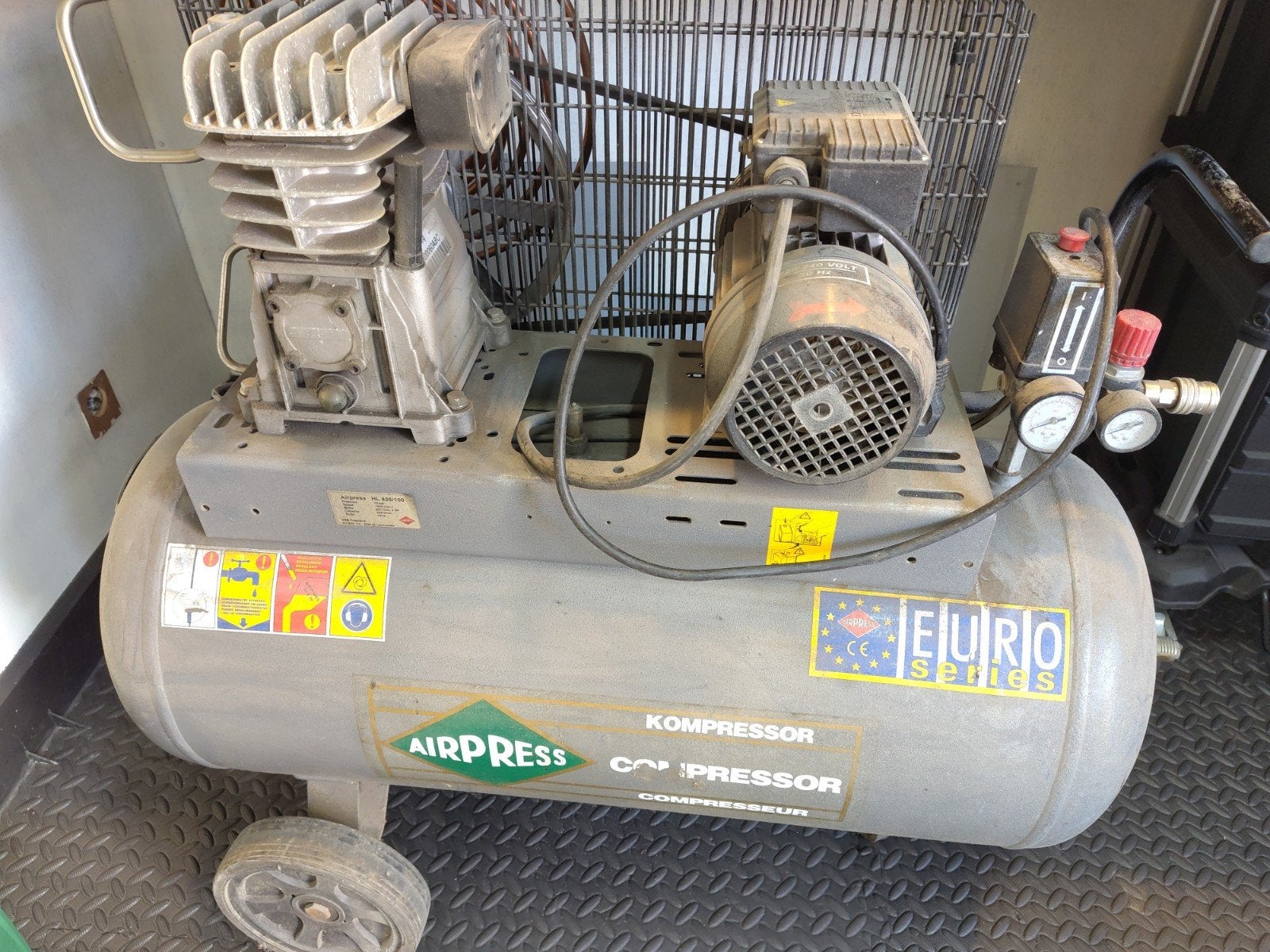 Airpress Compressor 100L 11 Bar - Euro Series 2.2kw 220v, 25 tot 100 liter, Ophalen, Gebruikt, 200 tot 400 liter/min