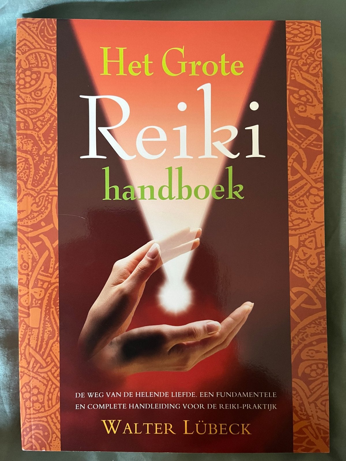 Het Grote Reiki Handboek - Walter Lübeck, Spiritualiteit algemeen, Ophalen of Verzenden, Zo goed als nieuw, Instructieboek